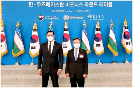 박경일(오른쪽) SK에코플랜트 사장이 지난 17일 서울 중구 롯데호텔 서울에서 열린 '한-우즈베키스탄 비즈니스 라운드 테이블' 행사에서 사르도르 우무르자코프 우즈베키스탄 부총리 겸 투자대외무역부 장관을 만나 '우즈베키스탄 에너지 현대화 사업 협력'을 위한 공동 협약(Collaboration Agreement)을 체결했다. <SK에코플랜트 제공>